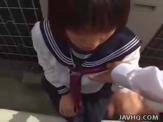 Японки тийн в а млад дама на открито духане шега