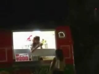 Bayan başlar ihlal süre o alır bir parti tarafından snahbrandy