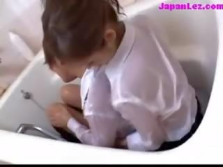 महिला में यूनिफॉर्म ढका हुआ साथ jelly मिल रहा उसकी पुसी r