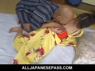 कठिन ऊपर marriageable जपानीस कुगर में एक kimono सवारी एक कठिन चोंच