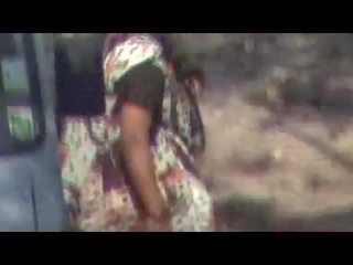 印度人 aunties 幹 尿 在戶外 隱 凸輪 視頻