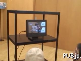 Otly jemagat öňünde ulylar uçin video barmak bilen dürtmek