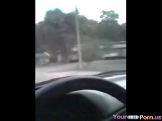 এশিয়ান বালিকা দেয় আরাধ্য মধ্যে ঐ গাড়ী
