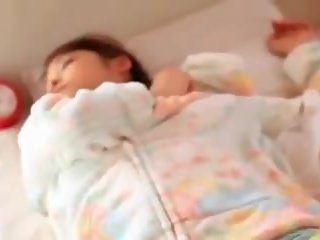 Молодий японська школярка в ліжко