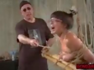 Ripened الآسيوية عبد تعذيب مع معدن دسار و حلمة الثدي.