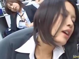 调皮 gangbanging 为 一 和 易弯的 femme fatale
