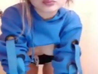 Fine-ass азиатки enchantress танци в необикновен шорти и каиш.